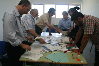 <p>Uno de los grupos de trabajo del taller de escenarios creando un collage sobre su escenario de futuro. El trabajo realizado por los investigadores de la UAM en Doñana muestra la utilidad de los escenarios de futuro como forma de reflexión sobre el futuro de los espacios naturales protegidos.</p>