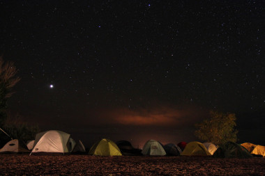 <p>Tras dos semanas de camping, los marcadores internos del ritmo circadiano se adelantan dos horas. / <a href="http://www.flickr.com/photos/lazurite/5375472368/in/photolist-9c1GE5-aa859r-aodcNp-8wBzSz-8wEAbu-8wEArq-8wEzTf-8Jjhbc-9ouosS-eNh8kC-db5BKW-db5neg-db5BSd-e2ew1a-cLJLs3-akUueQ-95KhdY-aaaSBj-aa83Vp/lightbox/" target="_blank">Lazurite</a></p>