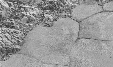 <p>Cadena montañosa (arriba y a la izquierda) en la planicie helada Sputnik Planitia de Plutón, con las dunas en la mitad inferior derecha de la imagen, dentro de las estructuras poligonales. / NASA/Johns Hopkins University Applied Physics Laboratory/Southwest Research Institute</p>