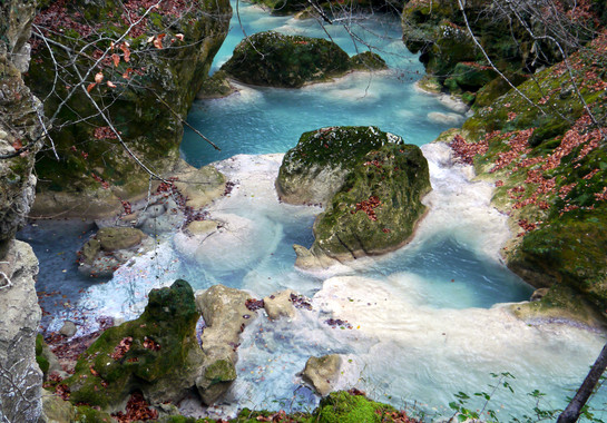 <p>Cerca de la mitad de las emisiones de dióxido de carbono (CO<sub>2</sub>) de los lagos de todo el mundo son el resultado de un proceso que no se había considerado hasta ahora: la meteorización de las rocas de la cuenca. / <a href="http://www.clipmedia.net/galera/ICRA/NdP/2015/012615-METEORITZACIO/urederra-2.jpg" target="_blank">© Pilar López</a></p>