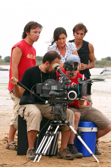 <p>Ángeles González-Sinde, guionista, directora y presidenta de la Academia de Cine, durante el rodaje de su última película. Foto: Julio Vergne.</p>