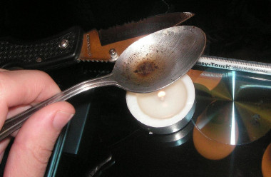 <p>Preparación de una inyección de heroína. Imagen: <a href="https://en.wikipedia.org/wiki/Heroin#/media/File:Heroin.JPG" target="_blank">Wikipedia</a></p>