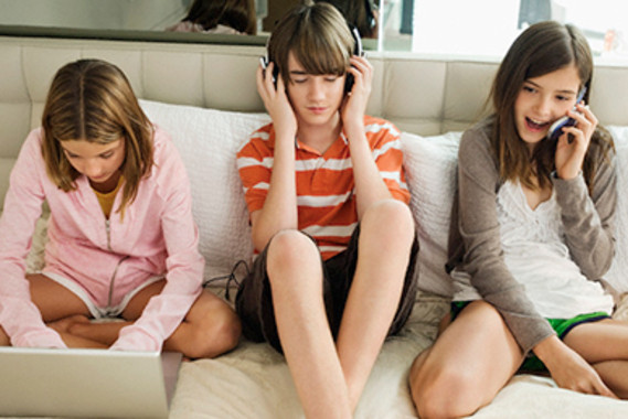 <p>Pese a que la mayoría de adolescentes ha tenido malas experiencias en las redes sociales, no percibe su riesgo / DICYT</p>
