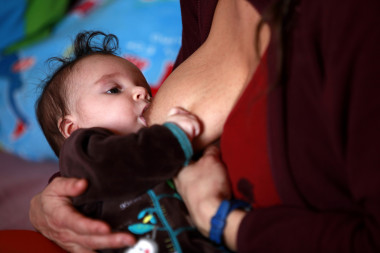 <p> Los niños alimentados exclusivamente con leche materna tienen menor riesgo de padecer diarrea, infecciones respiratorias, otitis media y síndrome de muerte súbita. /Sinc</p>