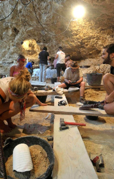 <p>Excavaciones en Abric Romaní agosto 20111</p>