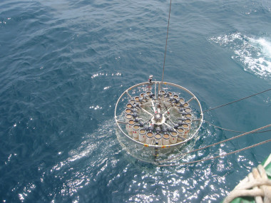 <p class=" text-left">Extracción de muestras de agua de la costa este de Japón durante la campaña de investigación oceanogràfica / Núria Casacuberta</p>