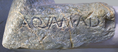 <p>Fragmento de brocal con la inscripción Aquam Ad. / Sebastián Ramallo</p>