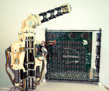 <p>Fotografía de un brazo Myorobotic simple conectado a la plataforma de computación neuromórfica SpiNNaker. / Sören Jentzsch</p>