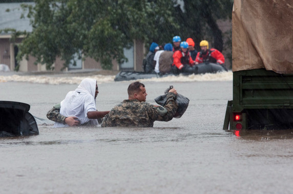 <p>Un rescate después del huracán Matthew en Fayetteville, en Carolina del Norte (EE UU), en octubre de 2016. Imagen: <a href="https://en.wikipedia.org/wiki/File:Hurricane_Matthew_2016_Fayetteville,_North_Carolina,_National_Guard_rescue.jpg" target="_blank">Wikipedia</a></p>