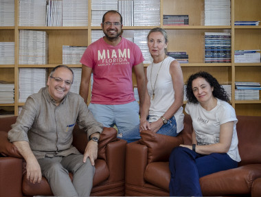 <p>Juan Lerma (izquierda) con Vineet Arora (autor principal) y dos de las investigadoras que han participado, Ana V. Paternain y M. Isabel Aller. / </p>