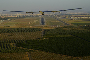 <p>el avión solar Impulse II sobrevuela la capital andaluza gracias a las más de 17.000 células solares que tiene en las alas y que le han permitido cruzar el Atlántico sin usar combustibles fósiles. / <a href="https://www.flickr.com/photos/solarimpulse/27241387833/" target="_blank">Solar Impulse</a></p>