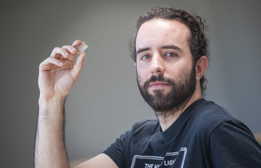 <p>Aitor Calvo con un buril utilizado en la investigación / Nuria González (UPV/EHU)</p>