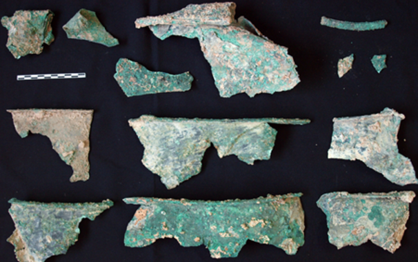 <p>Fragmentos del caldero. Los científicos piensan que se encontraba sobre el suelo cuando se derrumbó la estancia donde se encontraba, como consecuencia del ataque romano que destruyó el poblado íbero. / UCO</p>