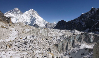 <p>Changri Nup, un glaciar cubierto de detritos en la región del Everest. / Josh Maurer</p>