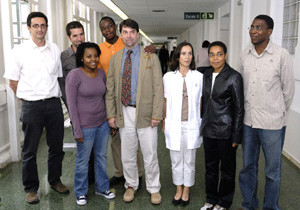 <p>Pedro Alonso y Clara Menéndez con su grupo de investigación.</p>