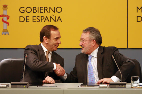 <p>Los Ministros de Defensa y de Sanidad han firmado el Protocolo que establece la creación de producción de antivirales y otros medicamentos en el Centro Militar de Farmacia de la Defensa.</p>