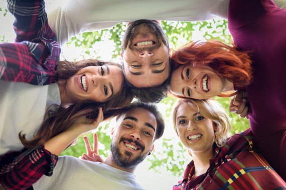 <p>Las respuestas neuronales son similares entre amigos / <a href="https://image.freepik.com/foto-gratis/amigos-en-circulo-con-las-cabezas-juntas-haciendo-una-foto-desde-abajo_1139-606.jpg" target="_blank">Freepik</a></p>
