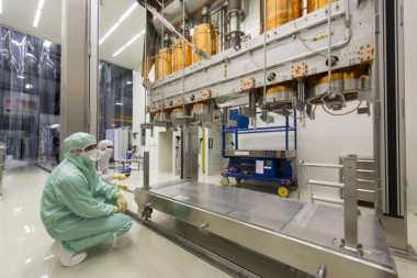 <p>Ensamblaje del módulo superconductor de aceleración de ISOLDE en la sala blanca del CERN. / Maximilien Brice/CERN</p>