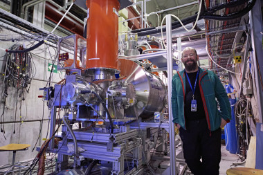 <p>Stefan Ulmer, portavoz del Bayon Antibaryon Symmetry Experiment<em> (</em>BASE), en las instalaciones del experimento. / CERN</p>