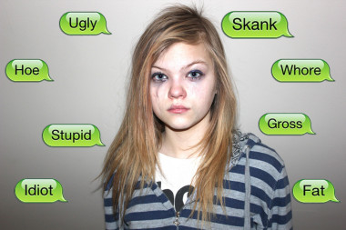 <p>Montaje en inglés sobre los efectos del ciberacoso en una adolescente. / CC 2.0 BY</p>