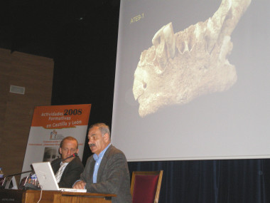 
<!-- START: including template: extension/sinc/design/ezwebin/templates/content/datatype/view/ezxmltags/paragraph.tpl (design:content/datatype/view/ezxmltags/paragraph.tpl) -->
<p>El codirector del yacimiento de Atapuerca, José María Bermúdez, durante las jornadas celebradas en Valladolid.</p>
<!-- STOP: including template: extension/sinc/design/ezwebin/templates/content/datatype/view/ezxmltags/paragraph.tpl (design:content/datatype/view/ezxmltags/paragraph.tpl) -->
