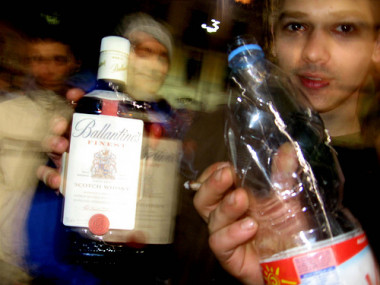 
<!-- START: including template: extension/sinc/design/ezwebin/templates/content/datatype/view/ezxmltags/paragraph.tpl (design:content/datatype/view/ezxmltags/paragraph.tpl) -->
<p>Jóvenes de botellón. Foto: Orianomada.</p>
<!-- STOP: including template: extension/sinc/design/ezwebin/templates/content/datatype/view/ezxmltags/paragraph.tpl (design:content/datatype/view/ezxmltags/paragraph.tpl) -->
