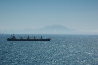 <p>El tráfico marítimo del estrecho de Gibraltar ha servido de referencia para el estudio. / <a href="https://www.flickr.com/photos/vsmithuk/807202973/in/photolist-2ek8jD-7FVM1v-838wUX-bPWkGT-bUjR4H-o3B8Xp-fDmx8u-oi4V8L-o3B92c-oiLa7r-7tPv54-Hbhsc-8FgoCj-oEn9jA-3xqA2C-838wtv-83buV5-qGwPMi-JK5zo-83bvRE-838pSr-83bFT3-83bxFo-83bz2j-4CF3sQ-83bFUs-838n7n-83bFzW-4CF39C-4CAMjP-ad4xXR-4jyFAQ-crVT1b-838vfx-838syV-838xee-83bFPy-83bFd3-4CF2sq-mjNZKy-83bFp1-838wZB-838wVZ-2Ybq1e-838xu2-838xvn-838xwk-838xrD-83bFBS-838xd4" target="_blank">Vince Smith</a></p>