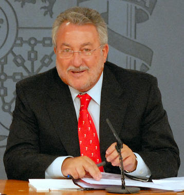 <p>Bernat Soria en rueda de prensa cuando era Minsitro de Sanidad. Imagen: Wikipedia</p>