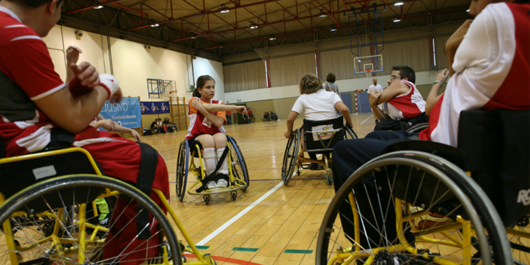 <p>Las actividades físicas grupales incluyen actividades físico-deportivas como natación, fútbol o baloncesto./ Fundación Sanitas</p>