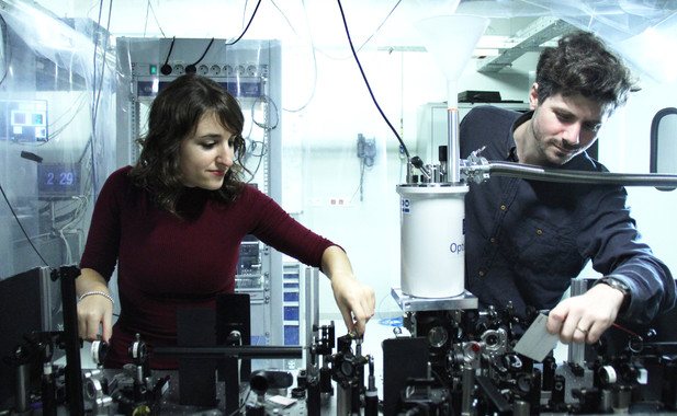 <p>Los investigadores del ICFO Simon Wall y Luciana Vidas trabajan en la configuración experimental en su laboratorio. / ICFO</p>