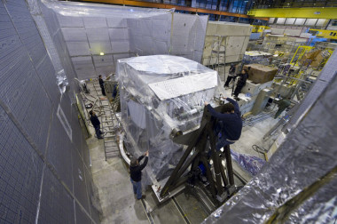 
<!-- START: including template: extension/sinc/design/ezwebin/templates/content/datatype/view/ezxmltags/paragraph.tpl (design:content/datatype/view/ezxmltags/paragraph.tpl) -->
<p>Los técnicos del CERN envuelven y preparan 
<!-- START: including template: extension/sinc/design/standard/templates/content/datatype/view/ezxmltags/link.tpl (design:content/datatype/view/ezxmltags/link.tpl) -->
<a href="http://www.plataformasinc.es/index.php/esl/imagenes/inicio/(imagen)/44284" target="_self">las piezas de AMS </a>
<!-- STOP: including template: extension/sinc/design/standard/templates/content/datatype/view/ezxmltags/link.tpl (design:content/datatype/view/ezxmltags/link.tpl) -->
para enviarlas a la ISS. Foto: CERN.</p>
<!-- STOP: including template: extension/sinc/design/ezwebin/templates/content/datatype/view/ezxmltags/paragraph.tpl (design:content/datatype/view/ezxmltags/paragraph.tpl) -->
