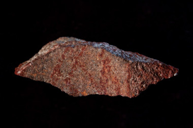 <p>Las líneas rojas dibujadas a partir de una cera de ocre forman el dibujo. / Craig Foster</p>