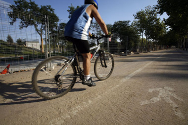 <p>Ciclista paseando por una vía verde. / Sinc</p>