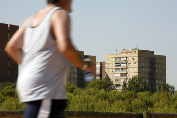 <p>Una persona corre por un parque. / Sinc</p>