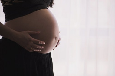 <p>Las mujeres embarazadas son uno de los grupos considerados de riesgo para el desarrollo de episodios graves tras la infección de gripe. / <a href="https://pixabay.com/es/embarazada-madre-cuerpo-1245703/" target="_blank">Pixabay</a></p>