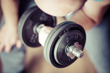 <p>La pérdida de fuerza y masa muscular es uno de los factores de riesgo ‘olvidados’ de la enfermedad cardiovascular. / <a href="https://pixabay.com/es/entrenamiento-levantamiento-de-pesas-2728338/" target="_blank">Pixabay</a></p>