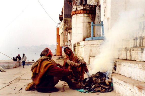 <p>Mujeres en Benarés (India). Foto: Ahron de Leeuw.</p>