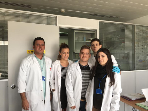 <p/>El equipo de investigación del Centro de Investigación Biomédica. De izquierda a derecha, Luis Carlos López, director del estudio; Marta Luna Sánchez, autora principal; Julio Chaves, coautor; Agustín Hidalgo, autor principal; y Eliana Barriocanal, coautora / UGR” /><span style=