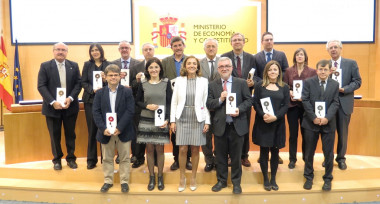 <p>La secretaria de Estado de I+D+i posa con los responsables de centros y unidades galardonados. / MINECO</p>
