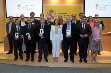 <p>La secretaria de Estado de I+D+i, Carmen Vela (en el centro), junto a los responsables de centros y unidades galardonados. / Ministerio de Economía, Industria y Competitividad</p>