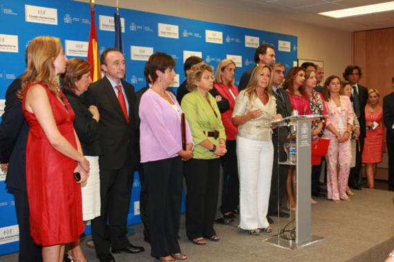 <p>Trinidad Jiménez con los consejeros de Salud tras la reunión del Consejo Interterritorial. Foto: MSPS.</p>