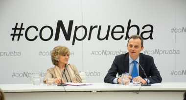 <p>María Luisa Carcedo y Pedro Duque presentan la nueva campaña #CoNprueba contra pseudoterapias y pseudociencia / Alejandro Muñoz</p>