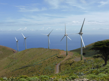 <p>Parque eólico de la isla de El Hierro, Canarias. / <a href="http://es.wikipedia.org/wiki/El_Hierro#mediaviewer/Archivo:Parque_e%C3%B3lico_de_la_isla_de_El_Hierro,_Canarias,_Espa%C3%B1a.JPG" target="_blank">Wikipedia</a>. </p>