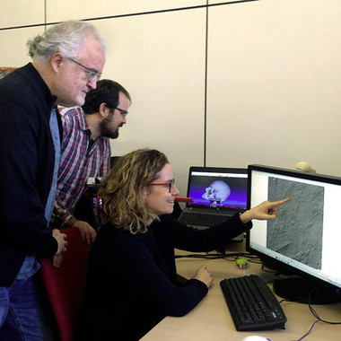 <p>Han analizado por primera vez la dieta del ‘Homo antecessor’ a partir del estudio de las trazas microscópicas que dejan las partículas abrasivas de los alimentos en el esmalte dentario (de izquierda a derecha, Alejandro Pérez-Pérez, Laura Martínez y Ferran Estebaranz en la Universidad de Barcelona) / UB</p>