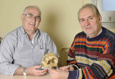 <p>BIenvenido Martínez-Navarro y Policarp Hortolà con una réplica de cráneo neandertal. Imagen: IPHES.</p>