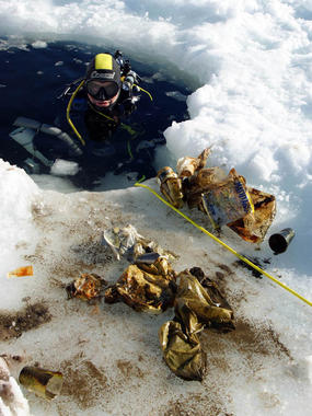 <p>Imagen tomada durante el rodaje del documental <em>Montañas de agua</em>, que muestra la contaminación existente en los ibones. Foto: Unizar.</p>