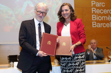<p>Iain Mattaj, director general del EMBL, y la secretaria de Estado de I+D+i, Carmen Vela / Ministerio de Economía, Industria y Competitividad</p>