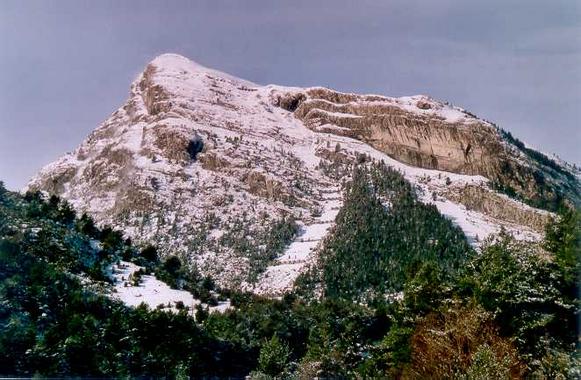 <p>El laboratorio subterráneo de Canfranc (LSC), en Huesca (Aragón) está situado a 850 metros de profundidad en la montaña de Tobazo (en la imagen). Foto: LSC.</p>