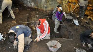 <p>Excavaciones en la cueva de Els Trocs (Huesca), uno de los yacimientos donde se han recogido muestras para el estudio. / UVa</p>
