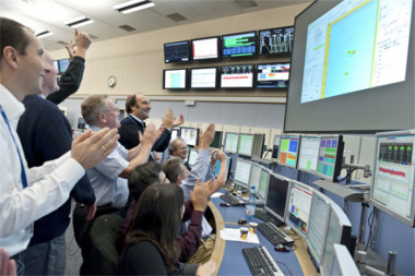 
<!-- START: including template: extension/sinc/design/ezwebin/templates/content/datatype/view/ezxmltags/paragraph.tpl (design:content/datatype/view/ezxmltags/paragraph.tpl) -->
<p>Escenas de felicidad en el centro de control del CERN. Foto: CERN.</p>
<!-- STOP: including template: extension/sinc/design/ezwebin/templates/content/datatype/view/ezxmltags/paragraph.tpl (design:content/datatype/view/ezxmltags/paragraph.tpl) -->
